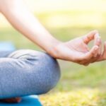 ¿Cómo se llama la postura de yoga para meditar?